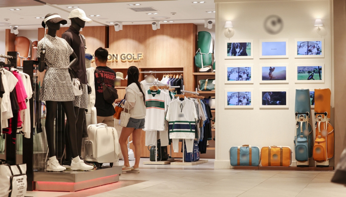 A golf apparel outlet at Shinsegae Department Store in Gangnam, Seoul (Korea Economic Daily file photo)