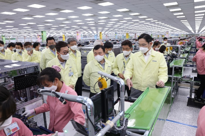 Samsung Electronics Chairman Jay Y. Lee (right) tours the Samsung R&D center in Vietnam on Dec. 22, 2022 (Courtesy of Samsung Electronics)