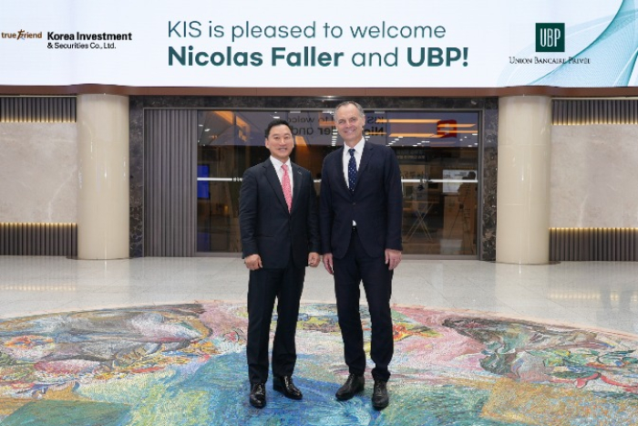 Kim Sung-hwan, chief executive of Korea Investment & Securities (left), poses with Nicolas Faller, co-CEO of Union Bancaire Privée's asset management business (Courtesy of KIS)