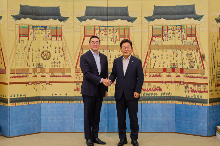 LG Group Chairman Koo Kwang-mo (left) and President Lee Jae-myung met at the presidential office on July 15 (Courtesy of the Presidential Office)