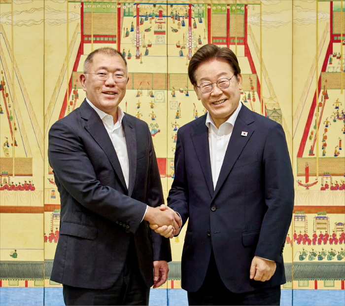 Hyundai Motor Group Chairman Chung Euisun (left) and President Lee Jae-myung meet at the presidential office on July 14 (Courtesy of the Presidential Office)