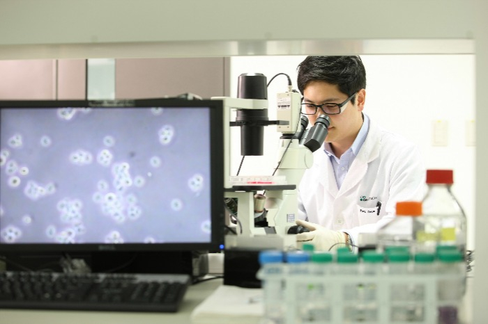 Celltrion lab researcher (Courtesy of Celltrion) 