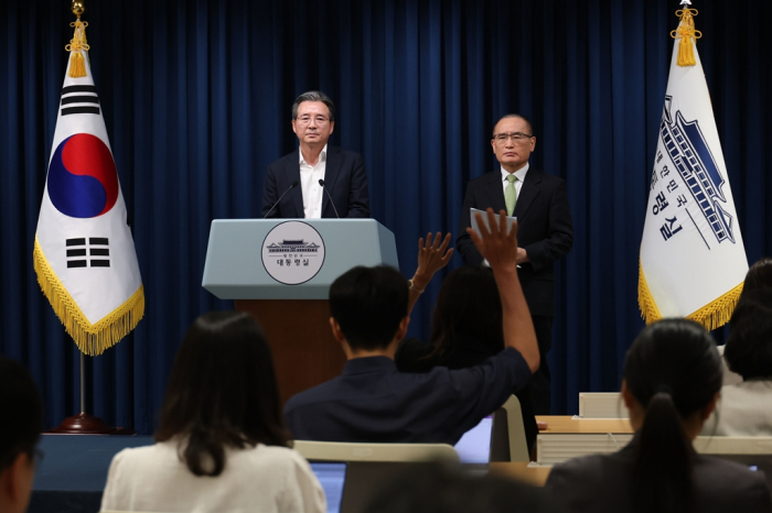 Kim Yong-beom (left), the presidential chief of staff, and National Security Adviser Wi Sung-lac brief on a trade strategy meeting on July 25, 2025 to deal with tough US demands in tariff negotiations