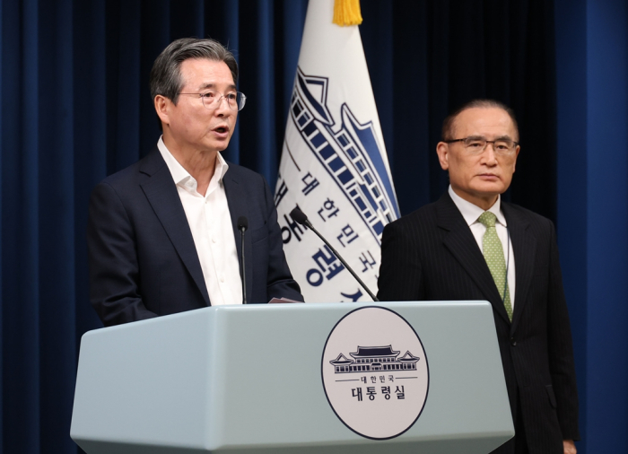 Kim Yong-beom (left), the presidential chief of staff, and National Security Adviser Wi Sung-lac brief on a trade strategy meeting on July 25, 2025 to deal with tough US demands in tariff negotiations