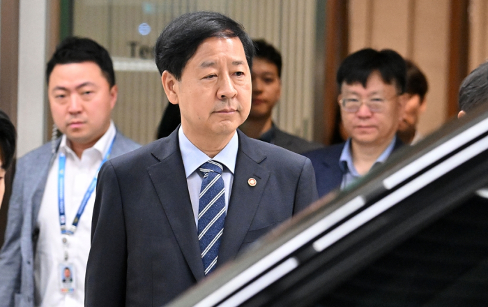 Finance Minister Koo Yoon-cheol (center) drops his planned trip to the US as Washington aruptly cancels bilateral trade talks