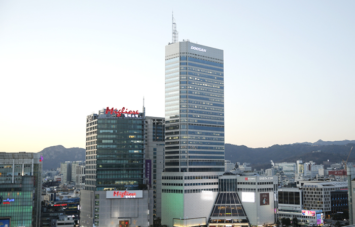 Doosan Tower, the most visible shopping mall in the Dongdaemun fashion market