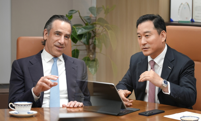 Kim Sung-hwan (right), CEO of Korea Investment & Securities, holds talks with Muzinich & Co. CEO Justin Muzinich to explore a strategic partnership on their global credit portfolio on July 29, 2025