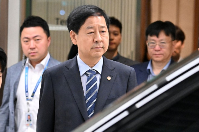 Finance Minister Koo Yoon-cheol (center) dropped his planned trip to the US as Washington aruptly canceled bilateral trade talks