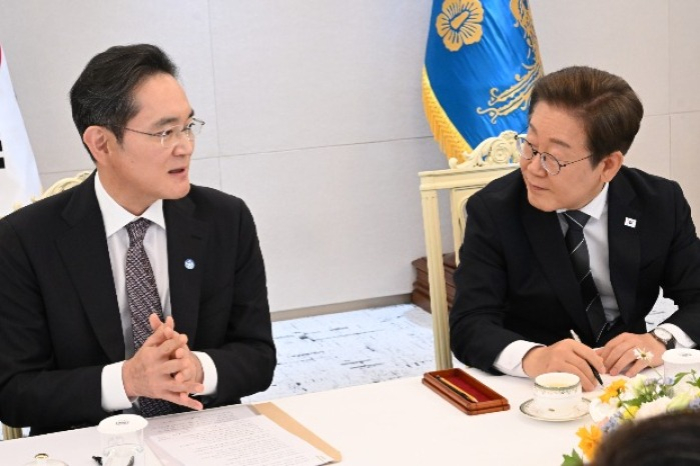 Lee Jae-yong (left), chairman of Samsung Electronics, met with President Lee Jae-myung at a group meeting with other business leaders in June 2025