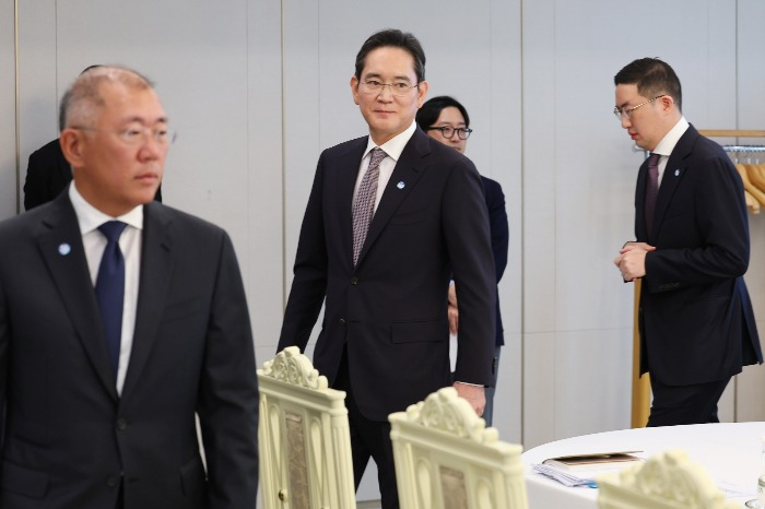 Hyundai Motor Group Chairman Chung Euisun, Samsung Electronics Chairman Lee Jae-yong and LG Group Chairman Koo Kwang-mo (from left to right) in a meeting with South Korean President Lee Jae-myung on June 13, 2025 (Courtesy of the Presidential Office) 
