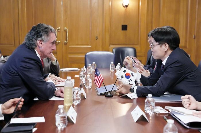 South Korea’s Industry Minister Kim Jung-kwan (on right) met with US Secretary of the Interior Doug Burgum (on left) in Washington, D.C., on July 24, 2025 (Courtesy of Korea's Ministry of Trade, Industry and Energy) 