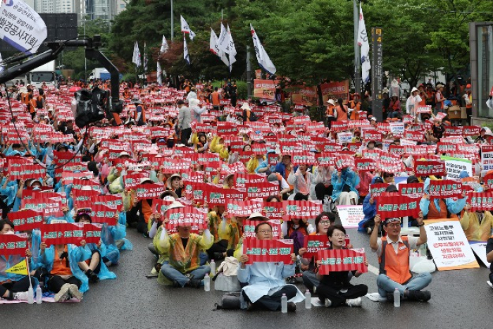 Korean labor union members protest in Seoul on July 16, 2025, demanding lawmakers promptly amend the 'Yellow Envelope Act'