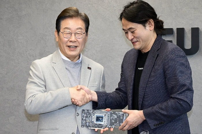 June Paik (right), founder and CEO of FuriosaAI, meets in April 2025 with President Lee Jae-Myung, then leader of the opposition Democratic Party
