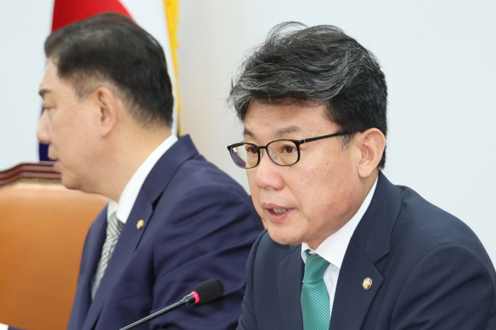 The ruling Democratic Party's chief policymaker Jin Sung-joon (right) is pushing for the passage of a tougher tax reform proposal