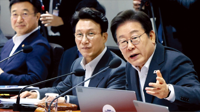 President Lee Jae-myung (right) and Prime Minister Kim Min-seok at a Cabinet meeting on July 29, 2025