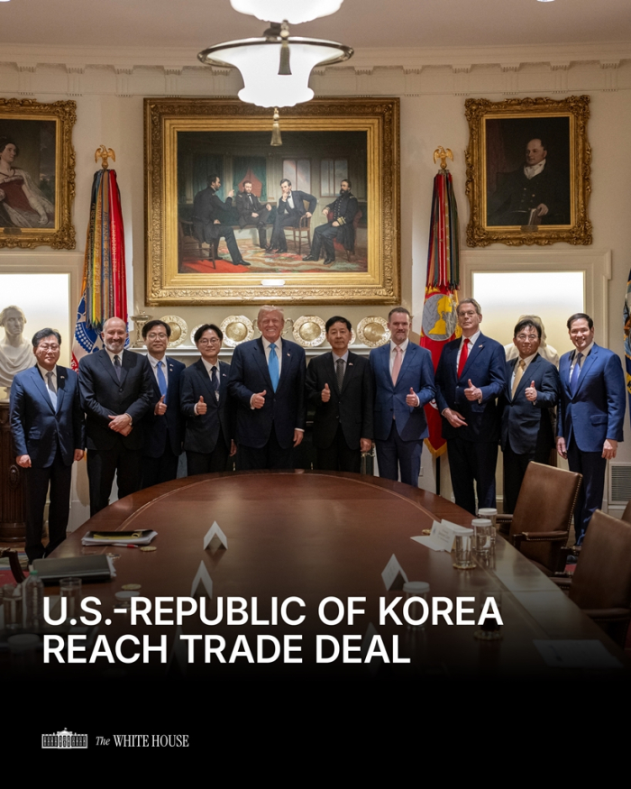 US President Donald Trump (center) poses for a photo with South Korean government officials after agreeing on a new tariff deal on July 31, 2025 (Courtesy of The White House X post)