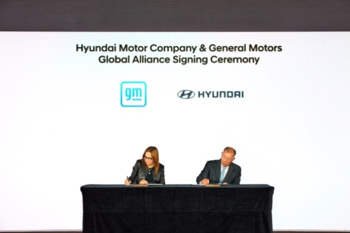 General Motors Chief Executive Mary Barra (left) and Hyundai Motor Group Chairman Chung Euisun sign a strategic alliance MOU in September 2024 (Courtesy of Hyundai Motor) 