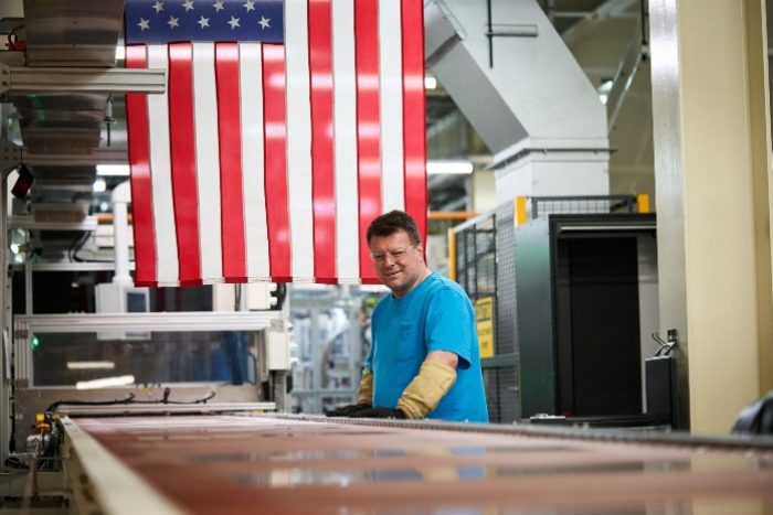 Through its new American Manufacturing Program, Apple is working with American suppliers like Corning to accelerate US manufacturing (Courtesy of Apple)