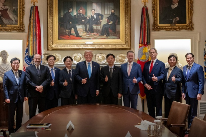 US President Donald Trump (center) poses for a photo with South Korean government officials after agreeing on a new tariff deal on July 31, 2025 (Courtesy of The White House X post) 