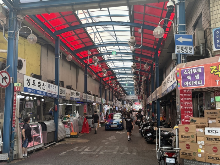 Chinese tourists introduce their visits to Korea’s traditional markets to their own countrymen via TikTok or other social media platforms