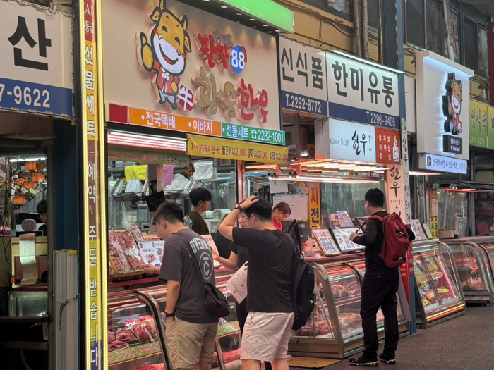 Chinese tourists introduce their visits to Korea’s traditional markets to their own countrymen via TikTok or other social media platforms
