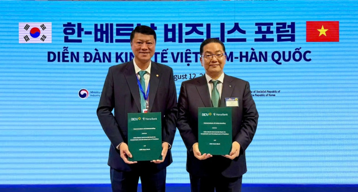 Hana Bank CEO Lee Ho-seong (right) and Le Ngoc Lam, CEO of BIDV, pose for a photo after signing an MOU on QR payment services during the Korea-Vietnam Business Forum in Seoul on Aug. 12, 2025
