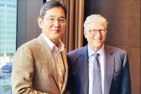 Samsung Electronics Chairman Lee Jae-yong met Bill Gates in Seoul during Gates' visit to Seoul in August 2022
