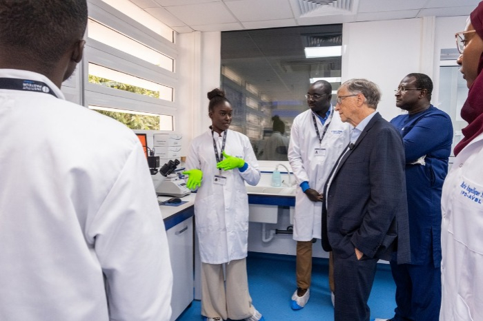 Team members explain their work to Bill Gates at the Institut Pasteur de Dakar lab in Senegal (Courtesy of Gates Foundation)