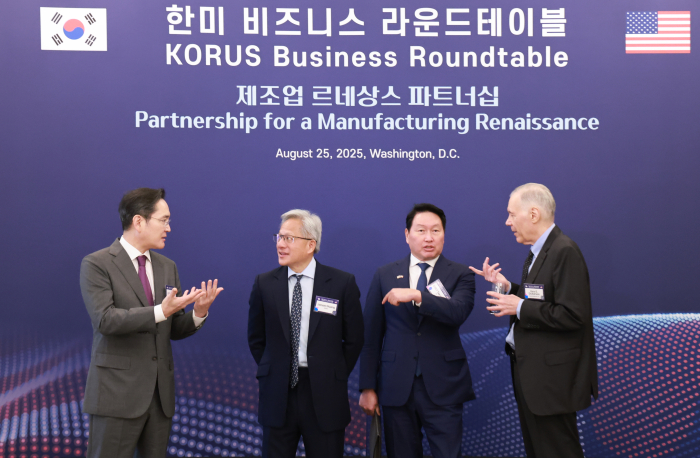 Samsung Electronics Chairman Jay Y. Lee (left) and SK Group Chairman Chey Tae-won (third from left) chat with US businessmen at the Korea-US business roundtable on Aug. 25, 2025