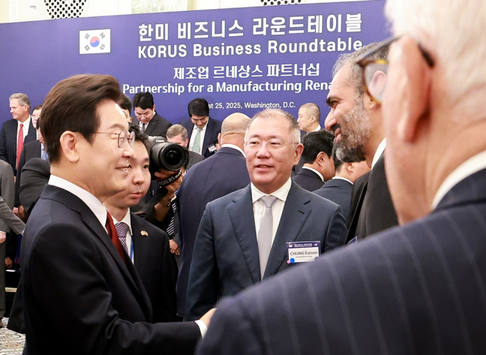 South Korean President Lee Jae Myung (left) and Hyundai Motor Chairman Chung Euisun (center) chat with US businessmen at the Korea-US business roundtable