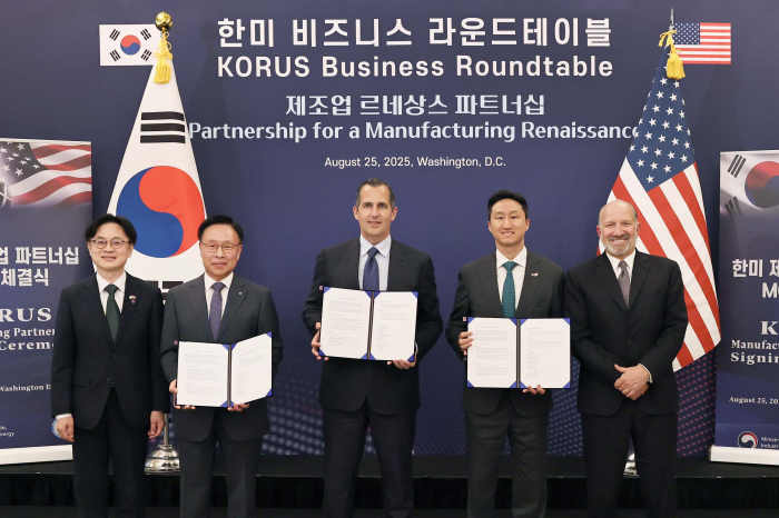 HD Hyundai Vice Chairman Chung Ki-sun (second from right) and US officials pose for a photo after signing an MOU on Korea-US shipbuilding investment program on Aug. 25, 2025