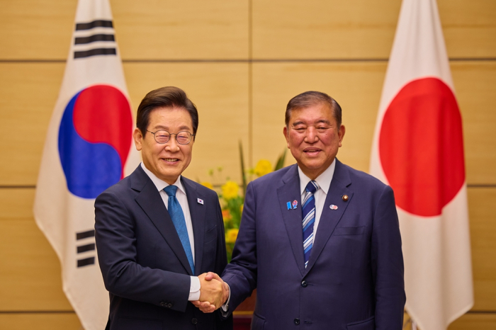President Lee Jae Myung holds a summit with Japanese Prime Minister Shigeru Ishiba (right) on Aug. 23