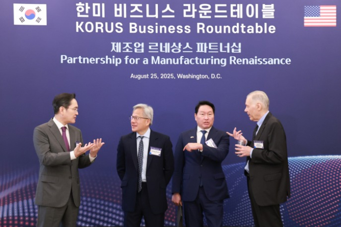 Samsung Electronics Chairman Jay Y. Lee (left) and SK Group Chairman Chey Tae-won (third from left) chat with US businessmen at the Korea-US business roundtable in Washington, D.C., on Aug. 25, 2025
