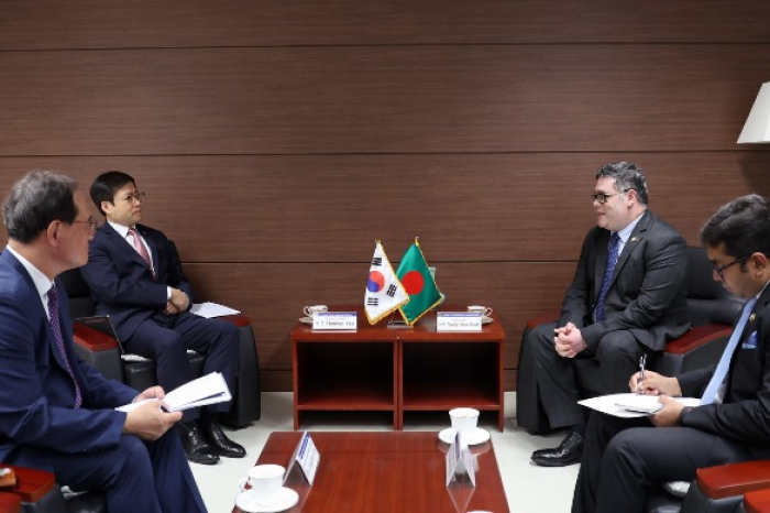 South Korean Trade Minister Yeo Han-koo (second from left) holds talks with Toufiq Islam Shatil, Bangladesh ambassador to South Korea (second from right) on Aug. 29, 2025 (Courtesy of South Korea's Ministry of Industry, Trade and Energy)