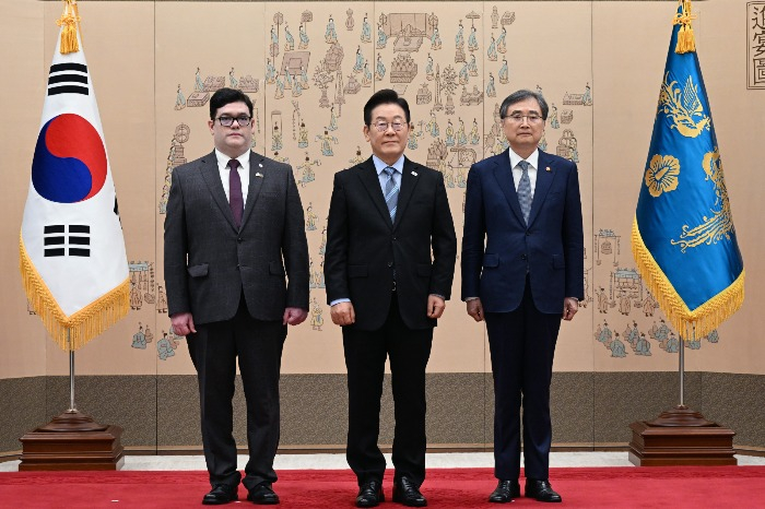 South Korean President Lee Jae Myung (center) grants credentials to new Bangladeshi Ambassador Toufiq Islam Shatil (left) on Sept. 2, 2025 (Courtesy of South Korean Presidential House)