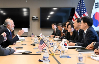 Seoul sends top economic team to US for last-ditch tariff talks as APEC summit looms