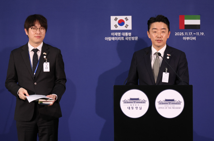 Ha Jung-woo (left), South Korea’s Presidential Secretary for Future AI Strategy and Chief Presidential Secretary Kang Hoon-sik speak at a media briefing in Abu Dhabi on Nov. 19 (Courtesy of Yonhap)