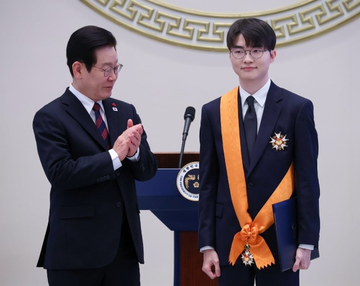 Lee Faker Sang-hyeok receives the Cheongryong Medal of Sports from President Lee Jae-myung at Cheong Wa Dae, becoming the first esports athlete to receive Korea's highest sporting honor