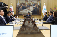 As investors chase stocks, Korea’s bond market runs dry