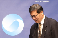 BOK holds fire amid Iran war uncertainty; outgoing Gov. Rhee expects won’s swift relief